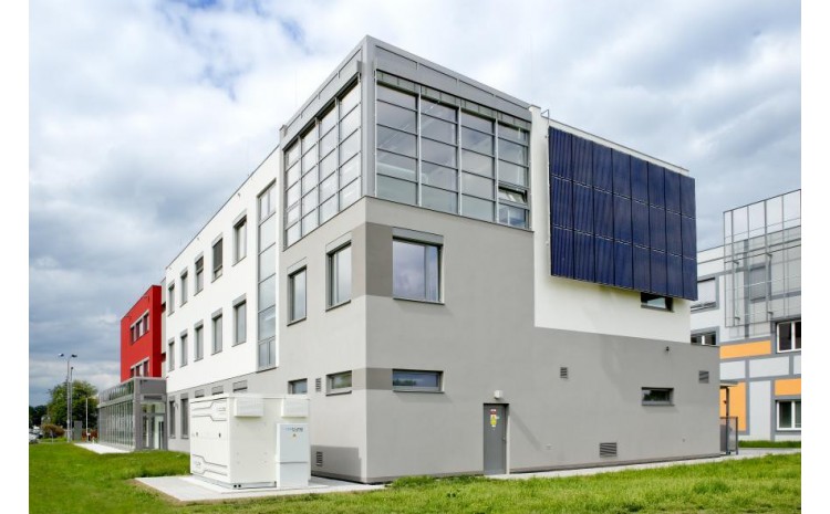 baterie a fotovoltaické panely na fasádě