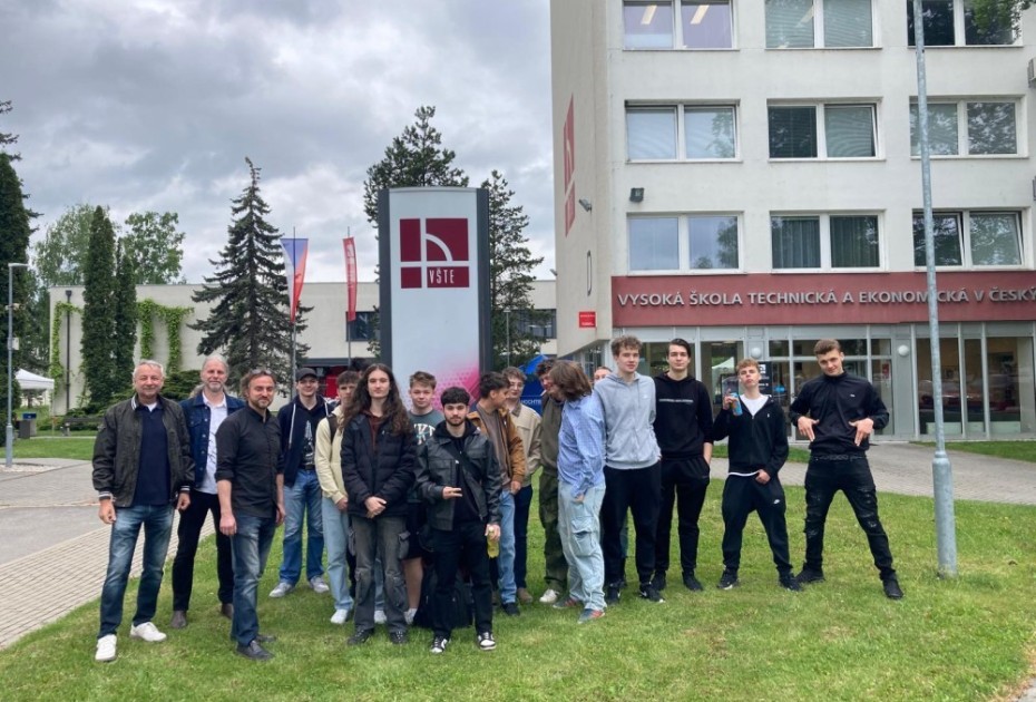 Spojení škol a technologií: Studenti SOŠ Velešín navštívili laboratoře VŠTE v rámci projektu Jihočeský Digi Hub