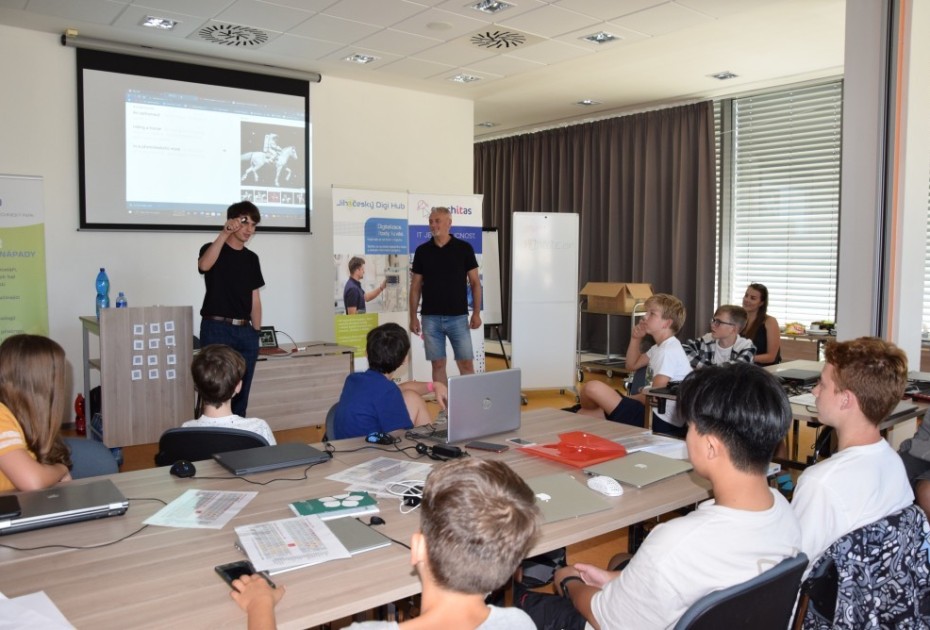 Jihočeský Digi Hub předvedl mladým programátorům využití AI