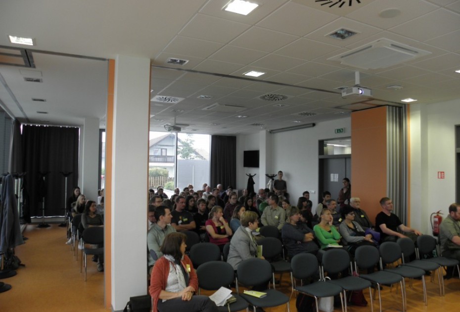 plný přednáškový sál