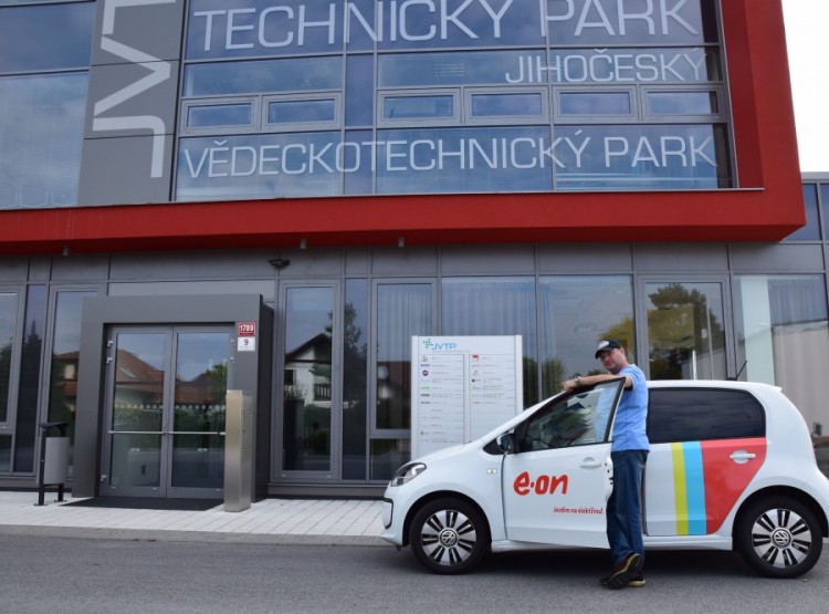 E.ON zapůjčil elektromobil VW E-up pro testování v rámci JVTP