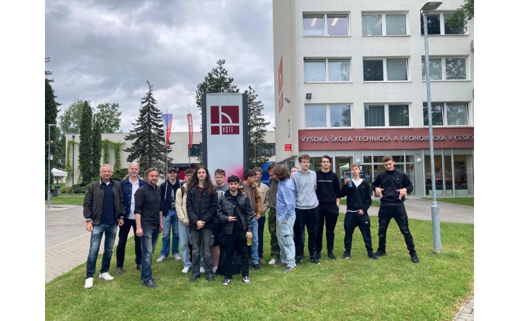 Spojení škol a technologií: Studenti SOŠ Velešín navštívili laboratoře VŠTE v rámci projektu Jihočeský Digi Hub