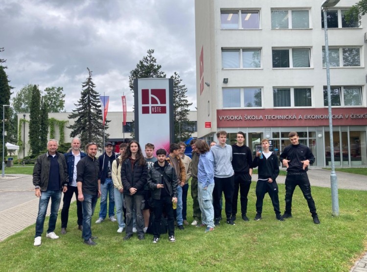 Spojení škol a technologií: Studenti SOŠ Velešín navštívili laboratoře VŠTE v rámci projektu Jihočeský Digi Hub