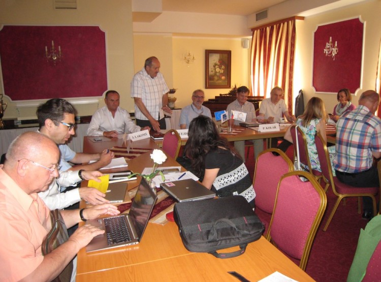 druhý den pokračoval přednáškami v hotelu Savoy