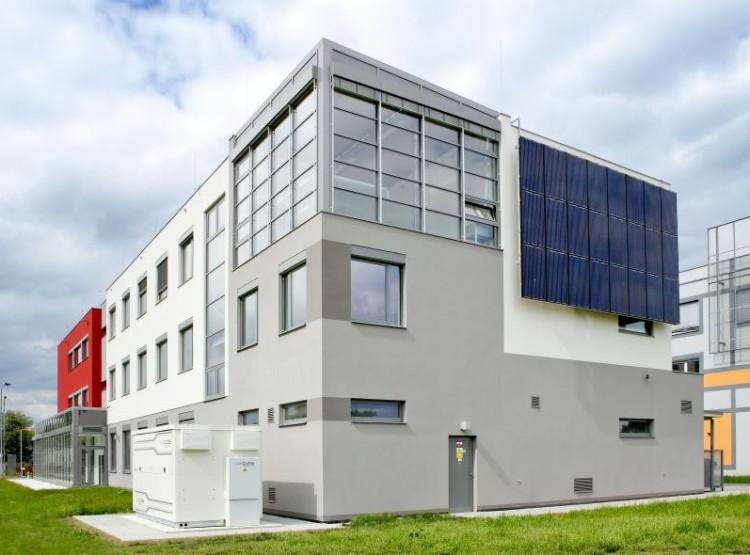 baterie a fotovoltaické panely na fasádě