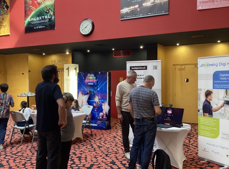 Velikonoce s AI přilákaly desítky návštěvníků. Jihočeský Digi Hub ukázal, jak zábavná může být umělá inteligence