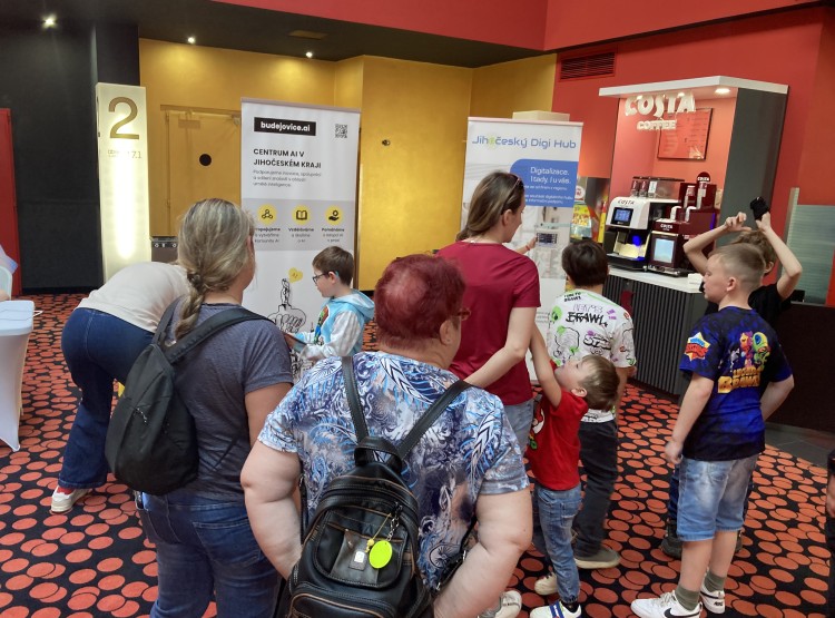 Velikonoce s AI přilákaly desítky návštěvníků. Jihočeský Digi Hub ukázal, jak zábavná může být umělá inteligence