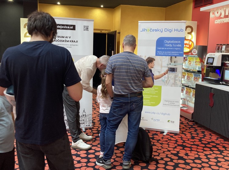 Velikonoce s AI přilákaly desítky návštěvníků. Jihočeský Digi Hub ukázal, jak zábavná může být umělá inteligence