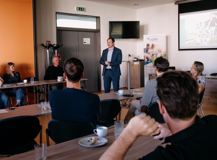 Meetup se startupy: Inovace od umělé inteligence v kravíně po biologický boj se slimáky