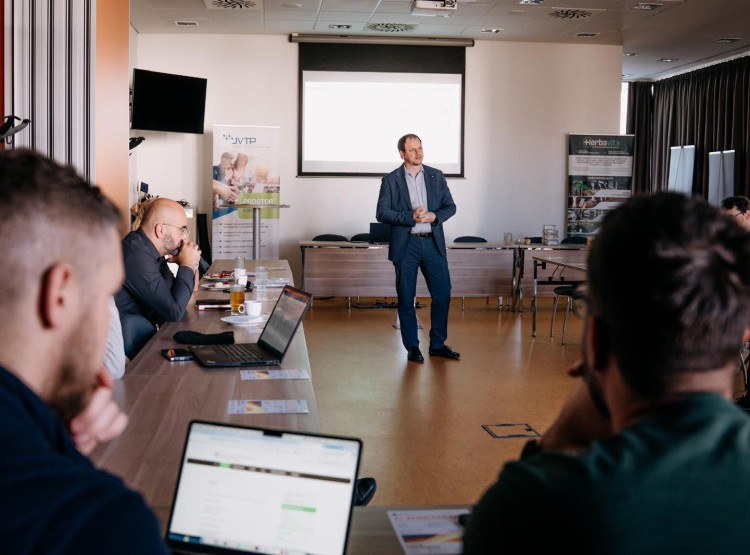 Meetup se startupy: Od umělé inteligence v kravíně po biologický boj se slimáky