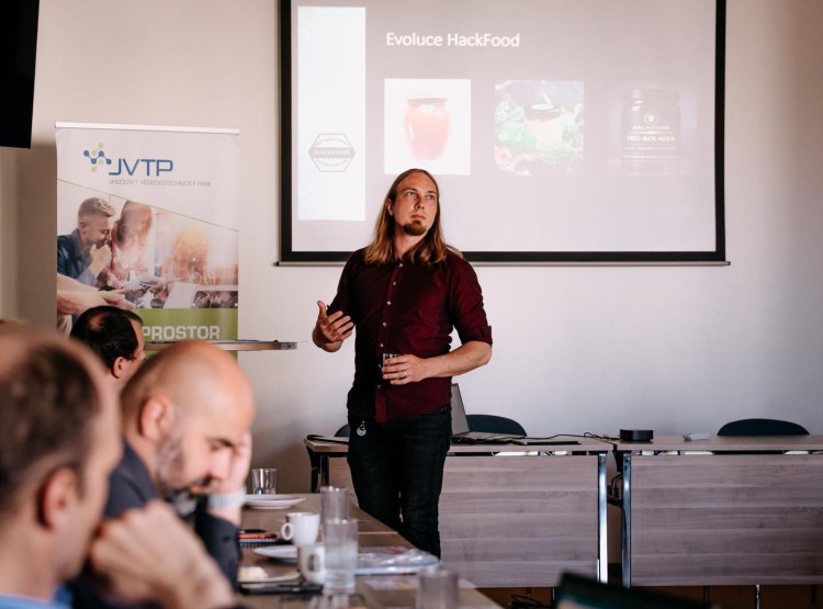 Meetup se startupy: Od umělé inteligence v kravíně po biologický boj se slimáky