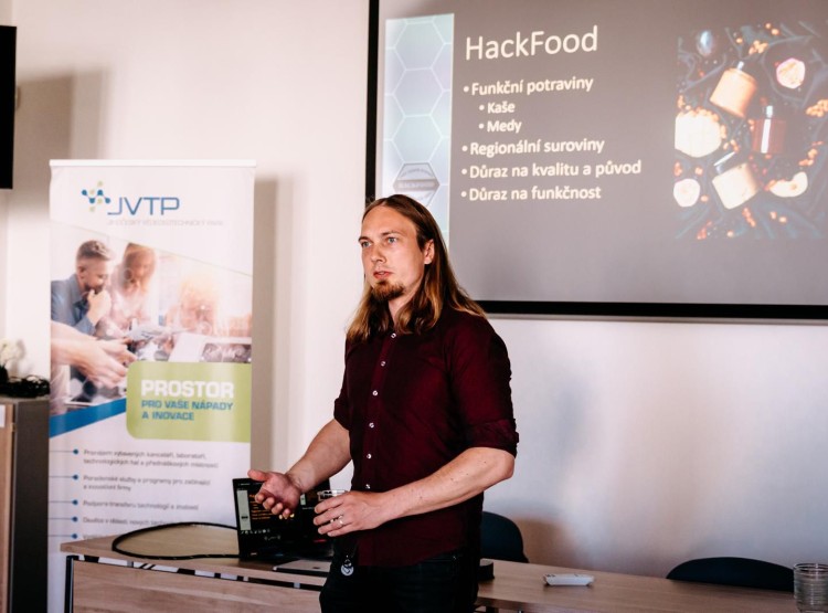 Meetup se startupy: Od umělé inteligence v kravíně po biologický boj se slimáky