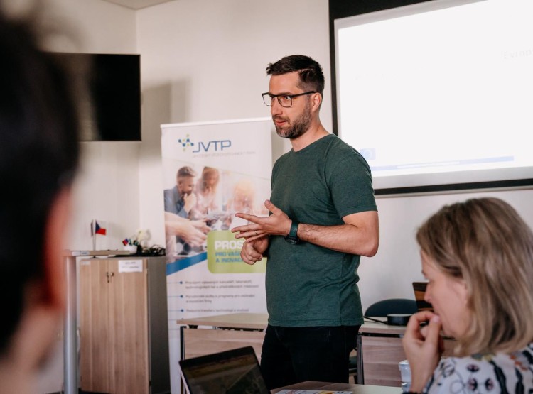 Meetup se startupy: Od umělé inteligence v kravíně po biologický boj se slimáky