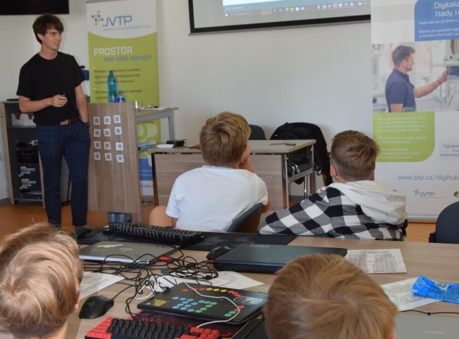 Jihočeský Digi Hub předvedl mladým programátorům využití AI