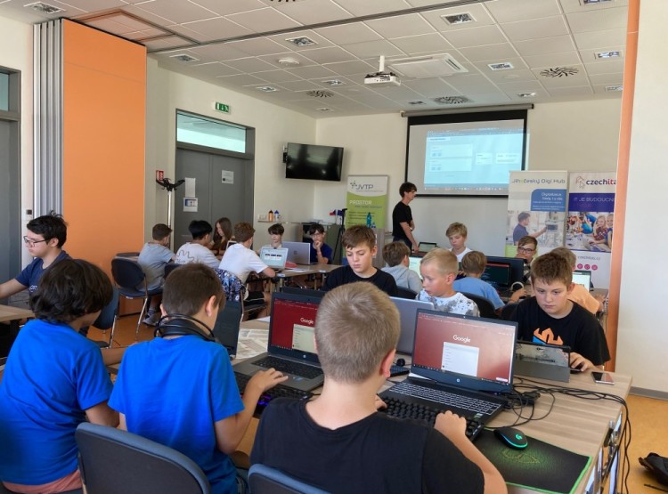 Jihočeský Digi Hub předvedl mladým programátorům využití AI