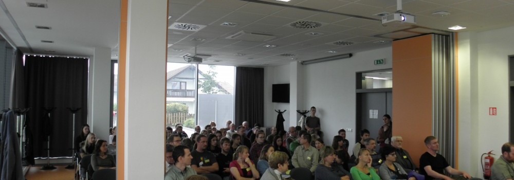 plný přednáškový sál