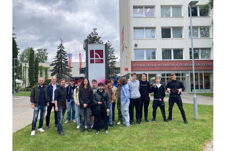 Spojení škol a technologií: Studenti SOŠ Velešín navštívili laboratoře VŠTE v rámci projektu Jihočeský Digi Hub
