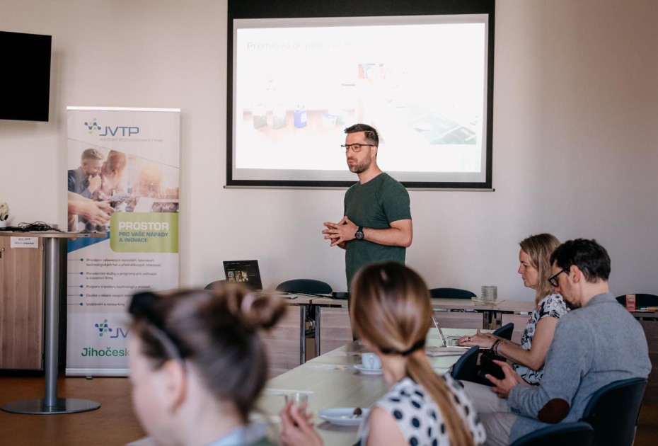 Meetup se startupy: Od umělé inteligence v kravíně po biologický boj se slimáky