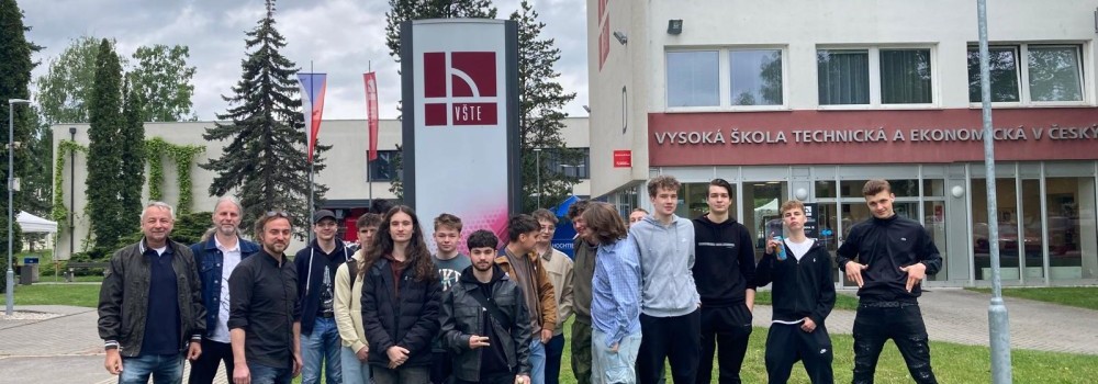 Spojení škol a technologií: Studenti SOŠ Velešín navštívili laboratoře VŠTE v rámci projektu Jihočeský Digi Hub