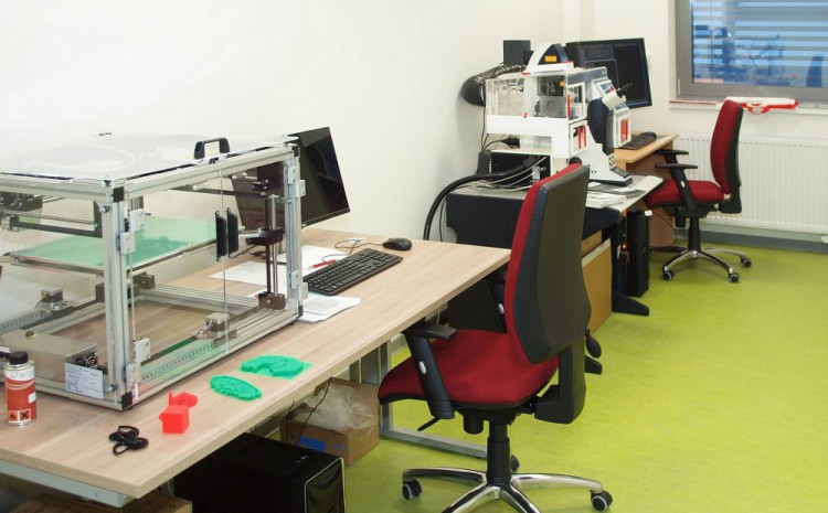 laboratoř s 3D tiskárnou a konfokálním mikroskopem