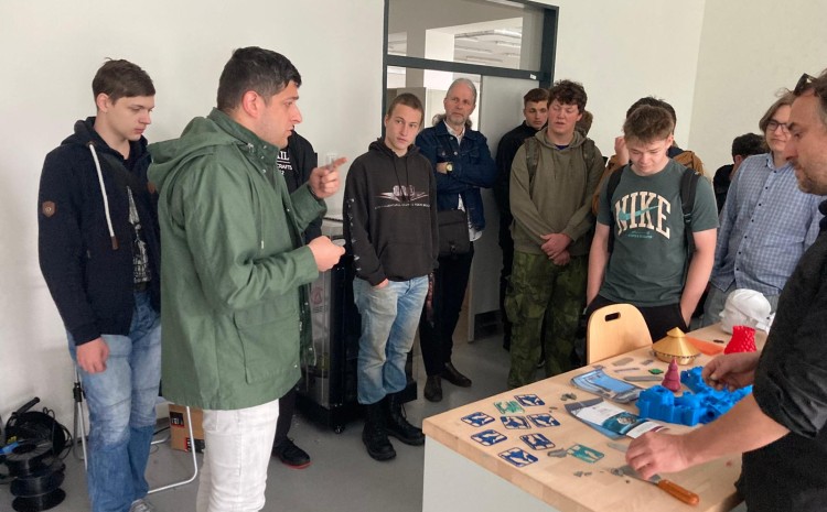 Studenti SOŠ Velešín navštívili laboratoře VŠTE v rámci projektu Jihočeský Digi Hub