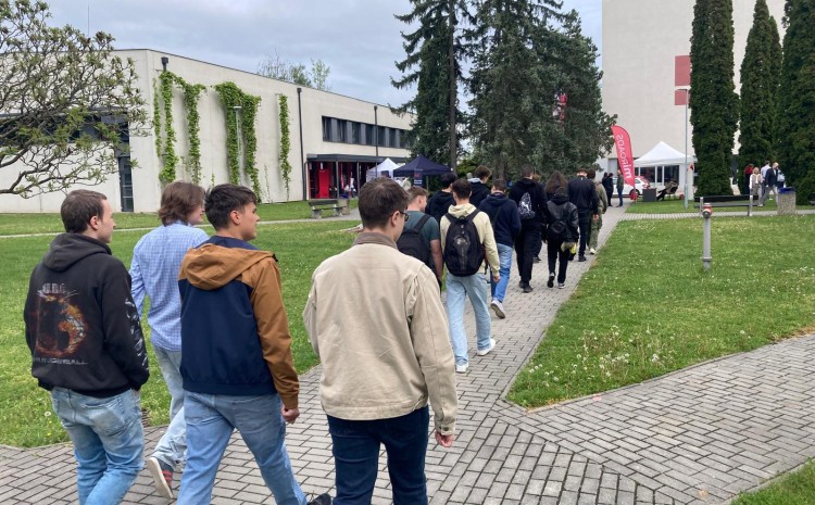 Studenti SOŠ Velešín navštívili laboratoře VŠTE v rámci projektu Jihočeský Digi Hub