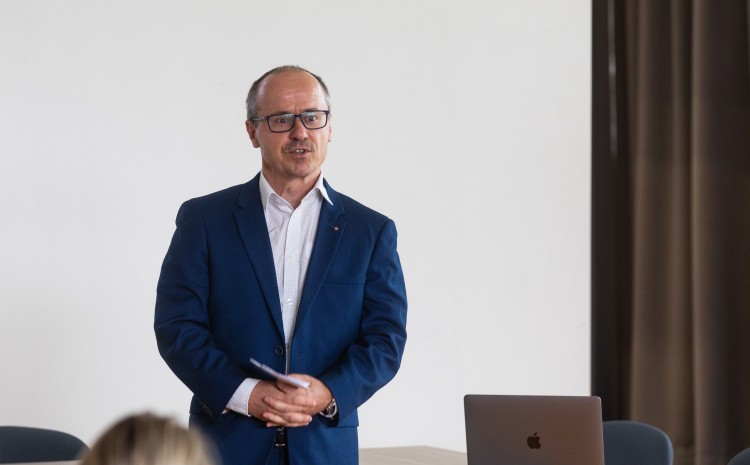 Kulaté stoly k projektu Kreativní příhraničí (16.6.2021)