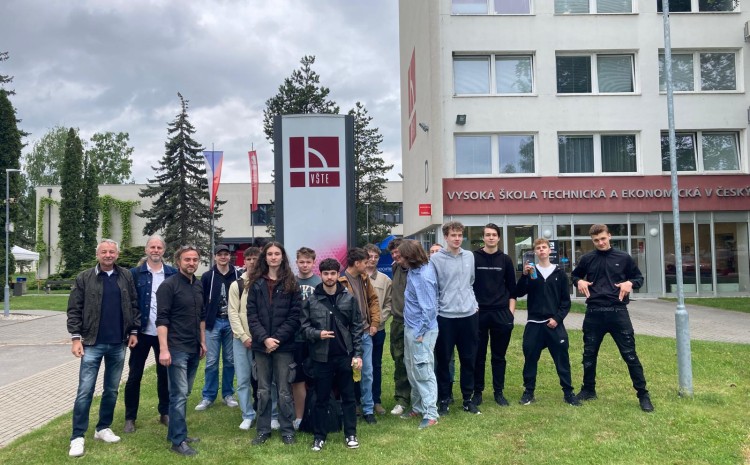 Studenti SOŠ Velešín navštívili laboratoře VŠTE v rámci projektu Jihočeský Digi Hub