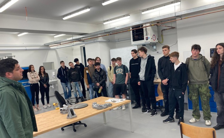 Studenti SOŠ Velešín navštívili laboratoře VŠTE v rámci projektu Jihočeský Digi Hub